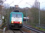 Die Cobra 2834 kommt durch Aachen-Schanz mit einem Kesselzug aus Antwerpen-BASF(B) nach Ludwigshafen-BASF(D) und kommt aus Richtung Aachen-West und fährt in Richtung