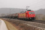 185 586 (RHC Heizprofi) am 04.01.2019 bei leichtem Schneefall mit ihrem Kesselwagenzug bei Obereichstätt Fahrtrichtung Ingolstadt.