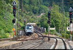 Silozug mit 187 073-2 der RheinCargo GmbH & Co. KG durchfährt den Bahnhof Geislingen(Steige) auf der Bahnstrecke Stuttgart–Ulm (Filstalbahn | KBS 750) Richtung Plochingen.
Aufgenommen am Ende des Bahnsteigs 1.
[26.7.2019 | 17:56 Uhr]