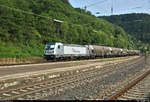 Silozug mit 187 073-2 der RheinCargo GmbH & Co. KG durchfährt den Bahnhof Geislingen(Steige) auf der Bahnstrecke Stuttgart–Ulm (Filstalbahn | KBS 750) Richtung Plochingen.
Aufgenommen von Bahnsteig 1.
[26.7.2019 | 17:56 Uhr]