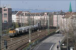 Ein kurzer Kesselwagenzug - 

... auf der Main-Weser-Bahn kurz vor der S-Bahnstation Frankfurt am Main Messe. Im Hintergrund der Stadtteil Bockenheim und in der Ferne der Höhenzug des Taunus.

Der Zug wird gezogen von BASF Vossloh DE 18 (DE 25).

21.03.2024 (M)