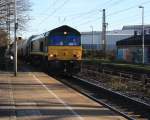 Die Class 66 PB14 von Railtraxx BVBA kommt mit einem langen Silozug durch Kohlscheid  aus Buna-Werke(D) nach Herentals(B) und fährt die Kohlscheider-Rampe hoch nach Aachen-West bei schönem