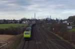 Vor der Skyline von Ineos zieht hier 119 004-9 ihren Keselzug In Richtung Köln-Longerich.