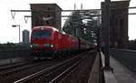 193 344 und 193 331 von DB rollen mit einem schweren Kohlezug über die Kölner-Südbrücke in Richtung Köln-Gremberg.