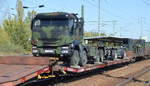 Flachwageneinheit mit abgesenktem Fußboden vom Einsteller TRANSWAGGON für die Bundeswehr mit der Nr. 23 RIV 80 D-TWA 4334 294-4 (P) Laadks 800 A beladen mit einem schwerem IVECO TRAKKER LKW + Hänger für Wechselbehälter der Bundeswehr am 05.10.18 Bf. Flughafen Berlin-Schönefeld.