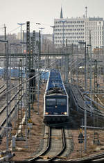 155 238-9 (155 045-9 | 250 238-3) legt mit einer langen Leine an Hackschnitzeln einen Halt in der Zugbildungsanlage (ZBA) Halle (Saale) ein.
Tele-Aufnahme von der Berliner Brücke.

🧰 IntEgro Verkehr GmbH (registriert bei der Eisenbahn-Bau- und Betriebsgesellschaft Pressnitztalbahn mbH (PRESS))
🕓 25.2.2021 | 11:05 Uhr