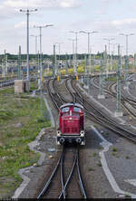 [Reupload]

Zum Aufnahmezeitpunkt rangierte die altrote Museumslok 290 371-4 (DB V 90) des Öfteren in der Zugbildungsanlage (ZBA) Halle (Saale). Vom Ablaufberg kommend, fährt sie nun zu den Richtungsgleisen.
Aufgenommen von der Berliner Brücke.

🧰 DB Cargo
🕓 30.5.2021 | 17:52 Uhr