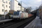 186 386-9 von Akiem/Lineas kommt aus Richtung Köln,Aachen-Hbf und fährt durch Aachen-Schanz mit einem Schrottzug aus Köln-Kalk(D) nach Genk-Goederen(B) und fährt in Richtung