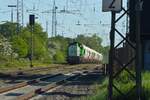 Tele auf die 4185 015-9 die in Lintorf durchfährt auf ihrem Weg an den linken Niederrhein, zu einem der Kraftwerke des rheinischen Braunkohlereviers.