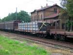 Dieser Rungenwagen hing am 29.08.08 im Gterzug von 152 074. Fotografiert bei der Durchfahrt in Raguhn.