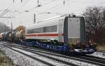 Am Ende des von 152 027 durch Leipzig-Thekla geführten Güterzug hing am 28.11.15 dieser Wagenkasten eines ICE4.