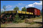 Am Stadthafen - alte Gterwagen der Deutschen Reichsbahn vor einem alten  Lokschuppen am Stadthafen Rostock  27.07.2009  