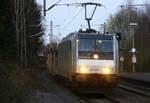 185 692-1 von Railpool kommt aus Richtung Mönchengladbach-Hbf,Rheydt-Hbf,Wickrath,Beckrath,Herrath mit einem Autoleerzug aus Ostdeutschland nach Belgien und fährt durch Erkelenz in Richtung Baal,Hückelhoven-Baal,Brachelen,Lindern,Süggerrath,Geilenkirchen,Frelenberg,Übach-Palenberg,Rimburg,Finkenrath,Hofstadt,Herzogenrath,Kohlscheid,Richterich,Laurensberg,Aachen-West. 
Aufgenommen vom Bahnsteig 1 in Erkelenz. 
In der Abendstimmung am Abend vom 17.3.2017.