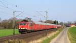 Die an DB Cargo vermietete Railpool 155 178 transportiert einen Nacco-Autotransportzug am 28.03.17 zwischen Bohmte und Ostercappeln in Richtung Osnabrück.