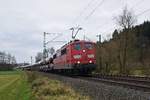 Die an DB Cargo vermietete Railpool 151 168 (ex DB), zieht einen Autotransportzug am 06.12.17 bei Katzenfurt in Richtung Siegen.