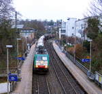 Die Cobra 2840 kommt aus Richtung Aachen-West mit einem Audizug aus Muizen(B) nach Köln-Gremerg(D) und fährt durch Aachen-Schanz in Richtung Aachen-Hbf,Aachen-Rothe-Erde,Stolberg-Hbf(Rheinland)Eschweiler-Hbf,Langerwehe,Düren,Merzenich,Buir,Horrem,Kerpen-Köln-Ehrenfeld,Köln-West,Köln-Süd. 
Aufgenommen von der Brücke in Aachen-Schanz. 
Am Morgen vom 23.1.2018.