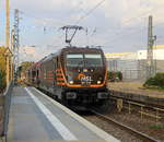 187 535 von HSL  kommt die Kohlscheider-Rampe hoch aus Richtung Mönchengladbach,Herzogenrath mit einem langen Toyota-Autozug aus Gliwice(PL) nach Zeebrugge(B) und fährt durch Kohlscheid in Richtung Richterich,Laurensberg,Aachen-West.
Aufgenommen vom Bahnsteig 2 in Kohlscheid. 
Bei schönem Herbstwetter am Nachmittag vom 18.10.2018.