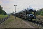 Toyotas, soweit das Auge reicht...
Nachschuss auf einen langen Autotransportzug mit der goldenen 185 597-2 der Beacon Rail Leasing Ltd., vermietet an die HSL Logistik GmbH, als Zuglok, der den Bahnhof Meinsdorf auf Gleis 2 in südwestlicher Richtung durchfährt.
Aufgenommen im Gegenlicht.
[1.8.2018 | 17:02 Uhr]