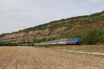 192 015 von  RTB Cargo  mit einem Autozug am 5. August 2022 bei Thüngersheim.
