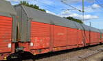 Wageneinheit für den Kfz-Transport, geschlossen vom Einsteller DB Schenker Rail Automotive GmbH mit der Nr. 54 TEN 80 D-ATG 2909 313-5 Hccrrs 328 (Besonderheit, ohne Graffiti) in einem Ganzzug am 31.08.22 Durchfahrt Bahnhof Niederndodeleben. 