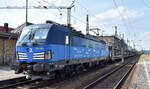 ČD Cargo a.s., Praha [CZ] mit ihrer  383 004-9  [NVR-Nummer: 91 54 7383 004-9 CZ-CDC] verlässt mit einem leeren PKW-Transportzug die Abstellgleise am Bahnhof Falkenberg, 22.06.23