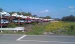 Eine BR 151 und eine Ladung Audis rollen am 01.05.2012 durchs Werntal bei Stetten. 