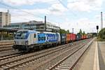 Mit einem Containerzug fuhr am 25.08.2015 die 193 882 von boxXpress.de durch München Heimeranplatz in Richtung München Laim.