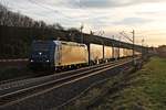 Mit einem Containerzug nach Aachen West/Antwerpen fuhr am 22.12.2015 die 185 510-5  Railtraxx  aus dem Gegenlicht am Abzweig Leutersberg in Richtung Freiburg (Brsg) Rbf/Norden.