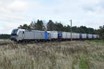 193 826 der Railpool mit Innofreight - Containerwagen unterwegs, kommend aus dem Hagenower Land.