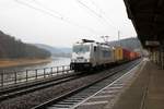 386 011-1 Metrans als Containerzug durchfährt den Hp Königstein(Sächs Schw) auf der Bahnstrecke Děčín–Dresden-Neustadt (KBS 241.1 | Elbtalstrecke) Richtung Dresden. [16.12.2017 | 13:32 Uhr]