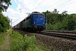 140 824-4 der Eisenbahngesellschaft Potsdam mbH als Containerzug fährt in Radbruch auf der Bahnstrecke Hannover–Hamburg (KBS 110) Richtung Hamburg.