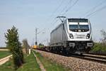 Mit dem  Bauer Containerzug nach Weil am Rhein fuhr am 11.04.2017 die RHC 187 078-1 bei Hügelheim durchs Rheintal in Richutng Süden, als sie nur noch wenige Kilometer vor sich hatte.