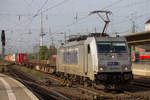 METRANS 386 017-8 durchfahrt Bremen Hbf mit einem Containerzug.