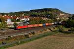 Am 30. September 2018 beförderte die 187 159 einen Containerzug durch das Maintal und konnte bei der Durchfahrt des Bahnhofs Retzbach-Zellingen dokumentiert werden. Bei der Leistung handelte es sich um den KT 50338 von Mühldorf nach Maschen Rbf. 