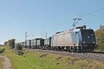 Mit dem  T.T.S. -Containerzug nach Belgien fuhr am Mittag des 13.10.2017 die ATLU/XRAIL 185 526-1 durchs Rheintal, als sie nördlich von Müllheim (Baden) bei Hügelheim in Richtung Norden fuhr.