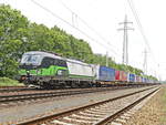 193 737 (NVR: 91 80 6193 737-4 D-ELOC) mit einem Containerzug in Richtung Polen auf den südlichen Berliner Ring bei Diedersdorf am 26. Mai 2019.