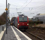 193 473-6 von SBB-Cargo-International kommt als Umleiter mit einem langen Containerzug aus Gallarate(I) nach Antwerpen-Oorderen(B) und fährt durch Kohlscheid aus Richtung Herzogenrath und fährt die Kohlscheider-Rampe hoch nach Aachen-West. 
Aufgenommen von Bahnsteig  2 in Kohlscheid.
Bei Wolken am Nachmittag vom 7.12.2019.