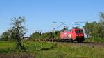 DB Cargo 152 169  Seit 2009 für Euch im Netz  mit nur zum Teil ausgelastetem Containerzug in Richtung Osnabrück (Hüde, 30.05.2021).