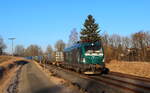 Die grüne 248 007 im Dieselbetriebmodus bei Schwarzenbach/Saale mit dem Tchibocontainer nach Hof am morgen des 10.03.2022.