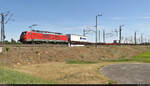 189 064-9 (Siemens ES64F4) hat Container und einen Sattelauflieger geladen und befördert diese in Biederitz Richtung Magdeburg-Neustadt.

🧰 DB Cargo
🕓 16.5.2022 | 11:24 Uhr