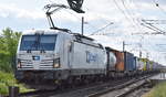 ČD Cargo, a.s., Prag [CZ] mit der Alpha Trains Vectron  193 585  (NVR-Nummer: 91 80 6193 585-7 D-ATLU] und einem Containerzug am 25.05.23 Durchfahrt Bahnhof Lutherstadt Wittenberg-Piesteritz.