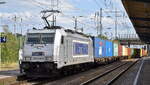 METRANS Rail s.r.o., Praha [CZ] mit ihrer  386 040-0  [NVR-Nummer: 91 54 7386 040-0 CZ-MT] und einem Containerzug am 17.07.23 Durchfahrt Bahnhof Falkenberg/Elster.