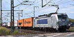 METRANS a.s., Praha [CZ] mit ihrer  383 402-5  [NVR-Nummer: 91 54 7383 402-5 CZ-MT] und einem Containerzug am 21.09.23 Höhe Bahnhof Rodleben.