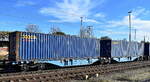 Der polnische Eisenbahn-Wagenpool EUROWAGON als Einsteller dieses Gelenk-Containertragwagen in Leichtbauweise vom Hersteller TransANT mit niederländischer Registrierung mit der Nr. 37 TEN 84 NL-EUWAG 4961 350-4 Sggmrss in einem Containerzug am 13.11.23 Bahnhof Frankfurt (Oder).