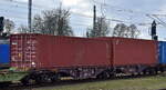 Drehgestell Gelenk-Containertragwagen vom niederländischen Einsteller Railrelease BV mit der Nr. 37 TEN 84 NL-RRL 4960 183-0 Sggrss (GE) in einem Containerzug am 21.02.24 Vorbeifahrt Bahnhof Stendal Hbf.