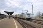 Metrans 386 035-0 mit einem Containerwagenzug Richtung Abzweig Brcke, am 05.04.2024 in Magdeburg-Neustadt.