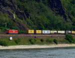 185 er der Railion mit Container-Gterzug auf der rechten Rheinseite, in hhe Boppard am 30.07.2006, in Richtung Norden unterwegs.