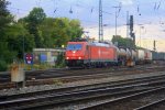 Crossrail 185 596-4  Suzy  fhrt mit einem Containerzug von Aachen-West in Richtung Kln und weiter nach Italien bei Wolken.