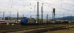 185 535-2 von Crossrail kommt durch den Badischen Bahnhof Basel(CH) mit einem langen Containerzug aus Richtung Italien und fhrt in Richtung Deutschland in der Abendstimmung am 9.5.2013.