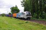 193 806 eine Vectron fr die EVB unterwegs mit Werbung fr die DVA fhrt an diesem Morgen mit Containern in den Hamburger Hafen rein.Aufgenommen in Hamburg-Harburg am 26.6.2013